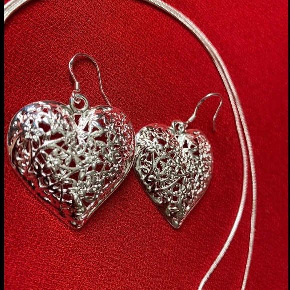 925 Sterling Silver Flowery Heart jewelry set - Picture 4 of 10